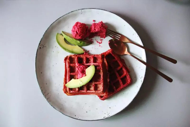 甜菜根華夫餅 &amp; 甜菜根鷹嘴豆泥Beetroot Waffles W/ Beetroot Hummus