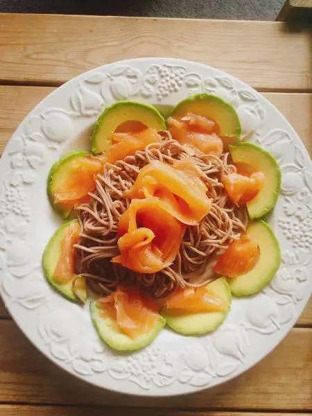 三文魚牛油果蕎麥麵