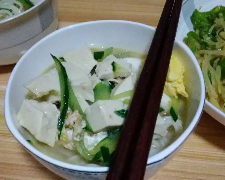 豆腐黄瓜鸡蛋拌凉面。