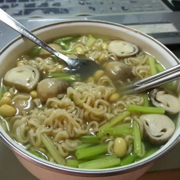 芹菜草菇汤面（昆布黄豆汤底）