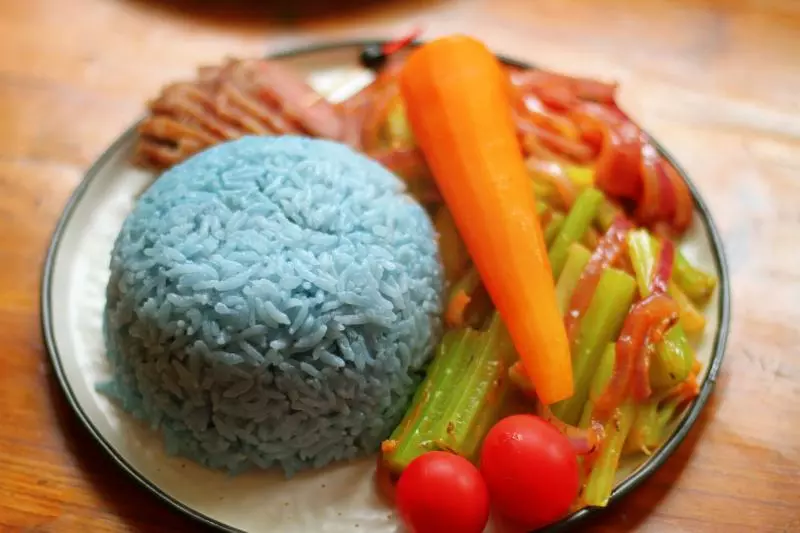 一碗娇艳的蓝米饭