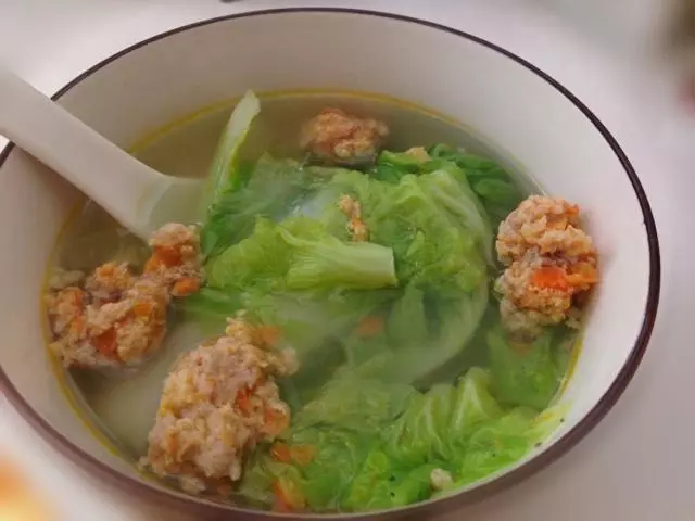 胡蘿蔔碎肉丸小白菜湯