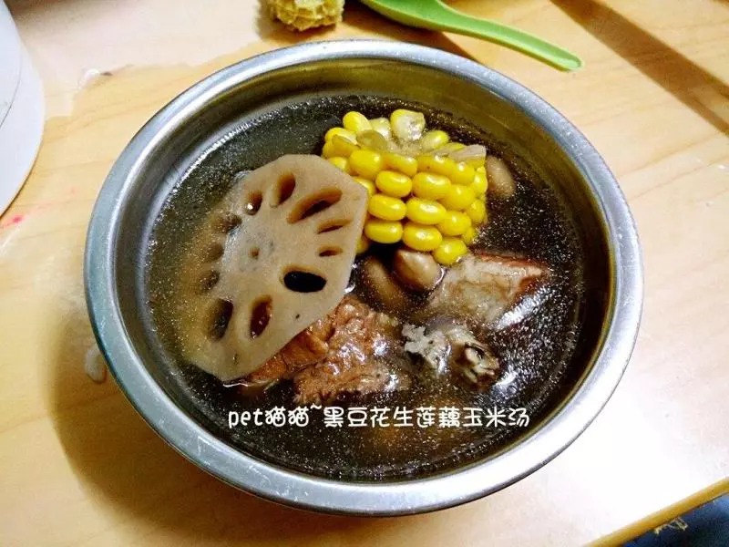 黑豆花生莲藕玉米汤