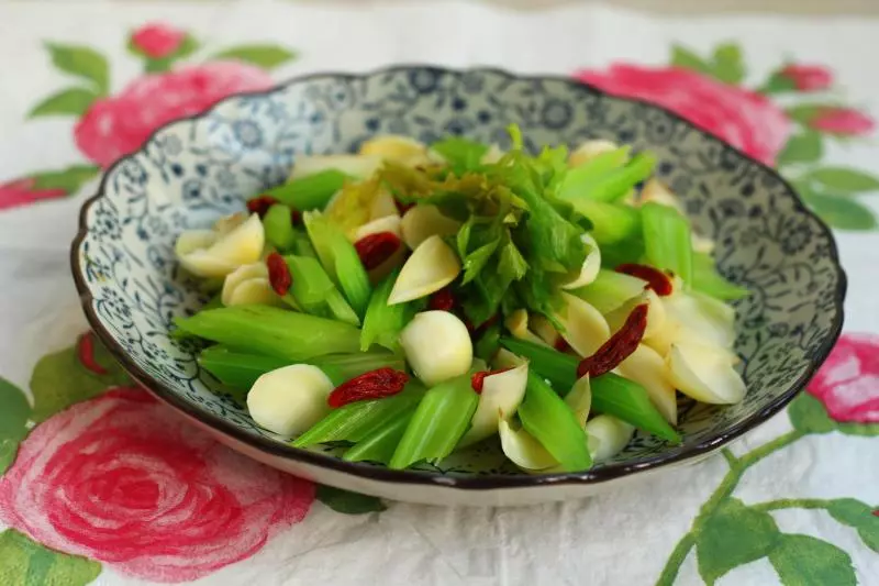 董太的私房菜--涼拌百合芹菜