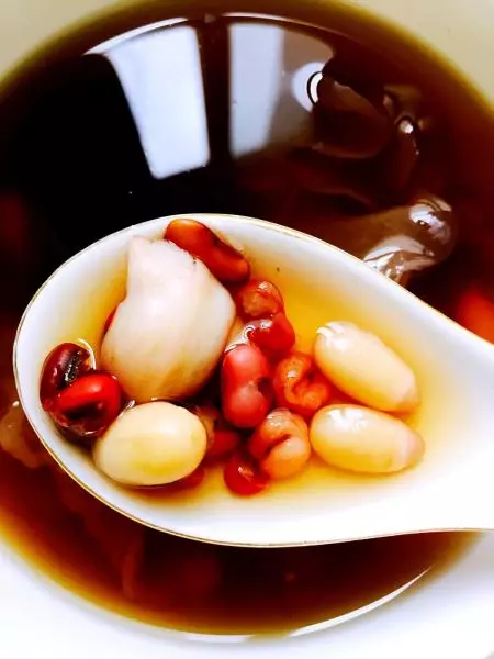 红豆薏米银耳莲子甜汤
