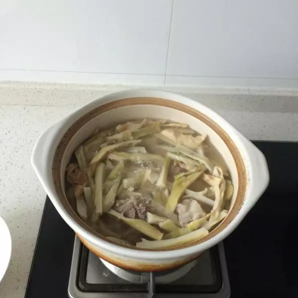 偏尖筍肉骨頭湯