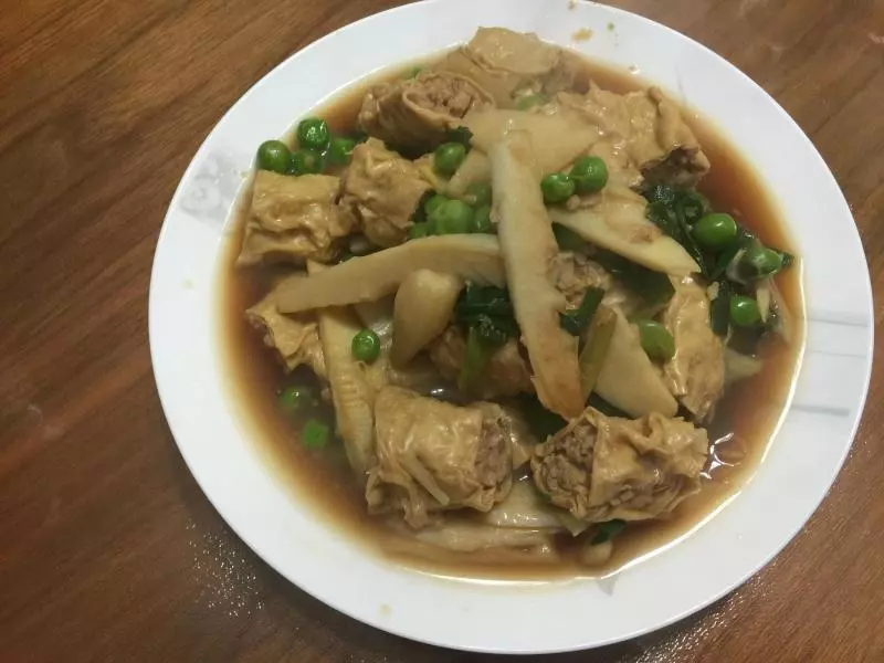 鲜笋豌豆炒腐皮卷