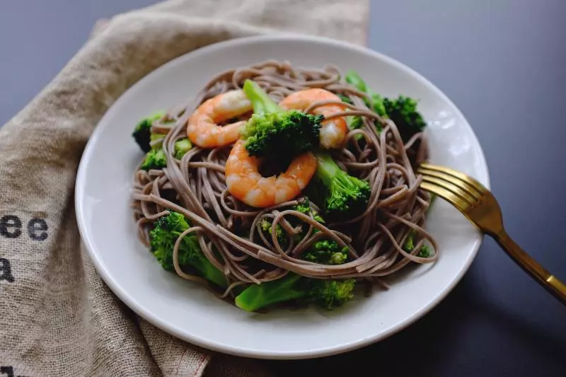 西蘭花蝦仁涼拌蕎麥麵