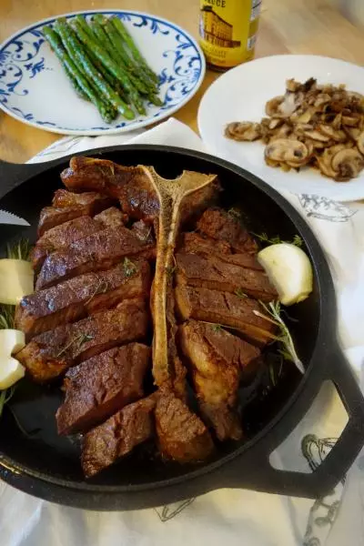 美式牛排馆风格，超厚牛排porterhouse steak