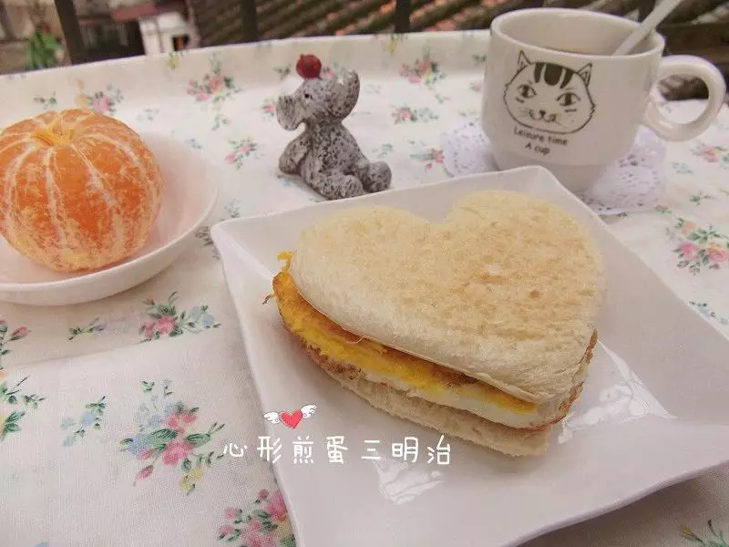 （10分钟快手早餐）心形煎蛋三明治
