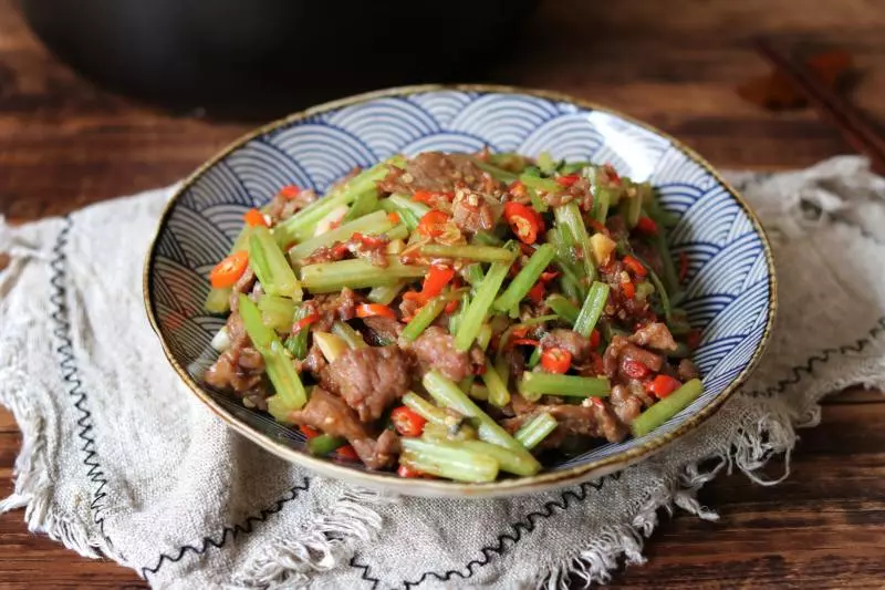 黑樂砂鍋炒芹菜牛肉