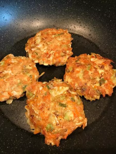 孜然卷心菜鸡肉饼