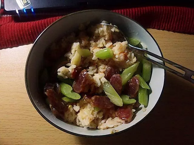 一個人❤電飯鍋❤西芹臘腸番茄飯❤