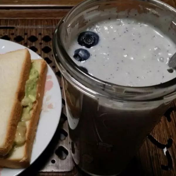 香蕉牛油果奶昔和香蕉牛油果面包