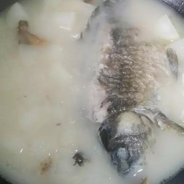 美味冬日暖身湯---蘿蔔鯽魚湯（超級無敵簡單）