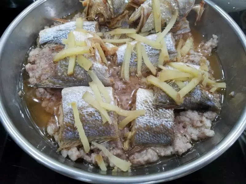 斜头蒸咸鱼肉饼