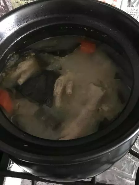 绿豆海带骨头鸡脚汤