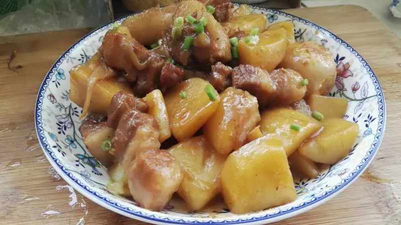 红烧肉炖土豆（少油不焯水）