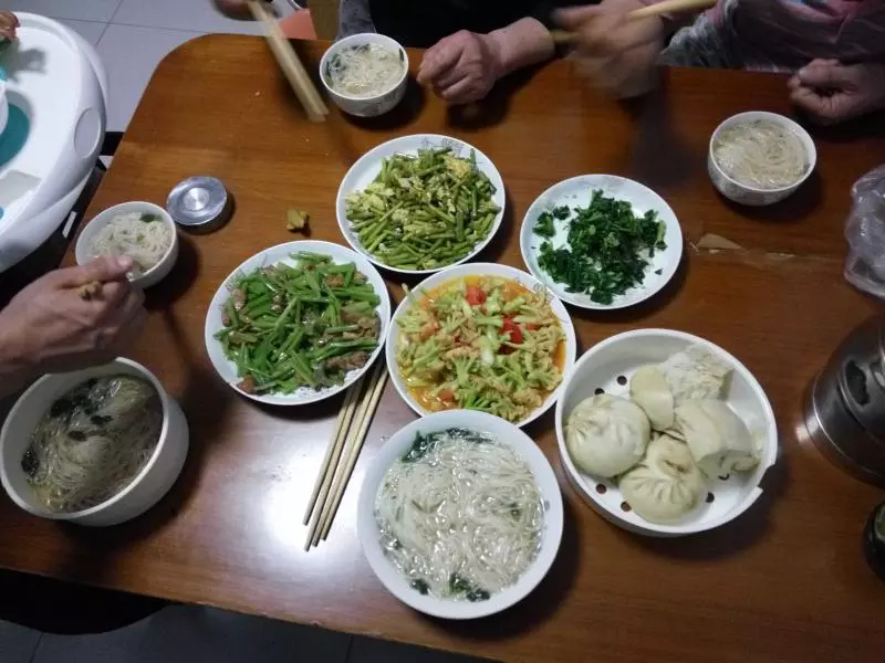 5.5晚餐：蒜苔炒雞蛋+菜花西紅柿+芹菜炒肉+涼拌芹菜葉+麵條