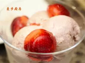 【曼步厨房】草莓季的诱惑—— 鲜草莓牛奶沙冰