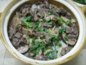 冬菇牛肉煲仔飯