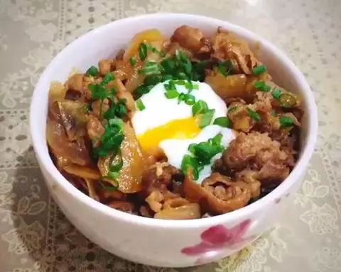 萌麻麻的日式溫泉蛋牛丼