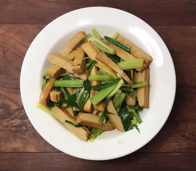 、芹菜蒜苗炒香干（豆腐干）。