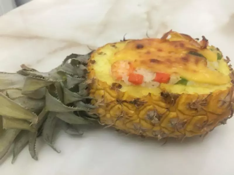 菠萝鲜虾焗饭
