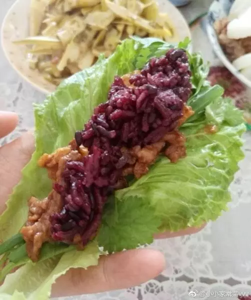 菜包黑米飯