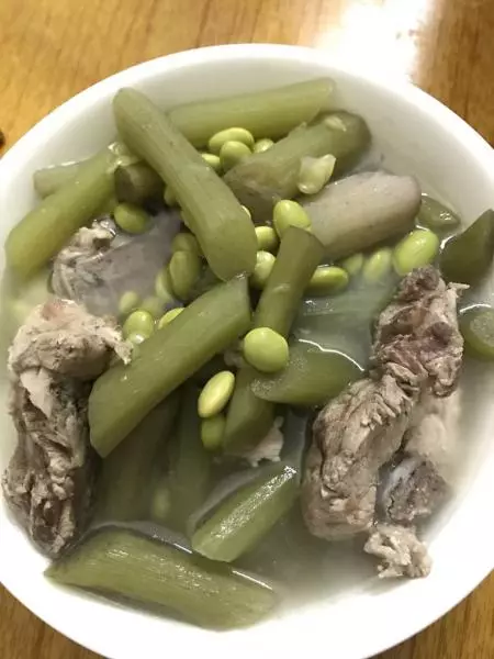 恩平地道特色靚湯：豬骨黃豆雞爪芋苗湯