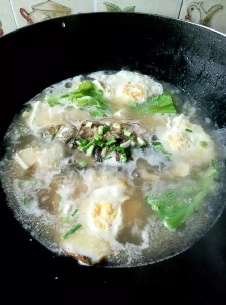 鲫鱼荷包蛋豆腐芥菜汤