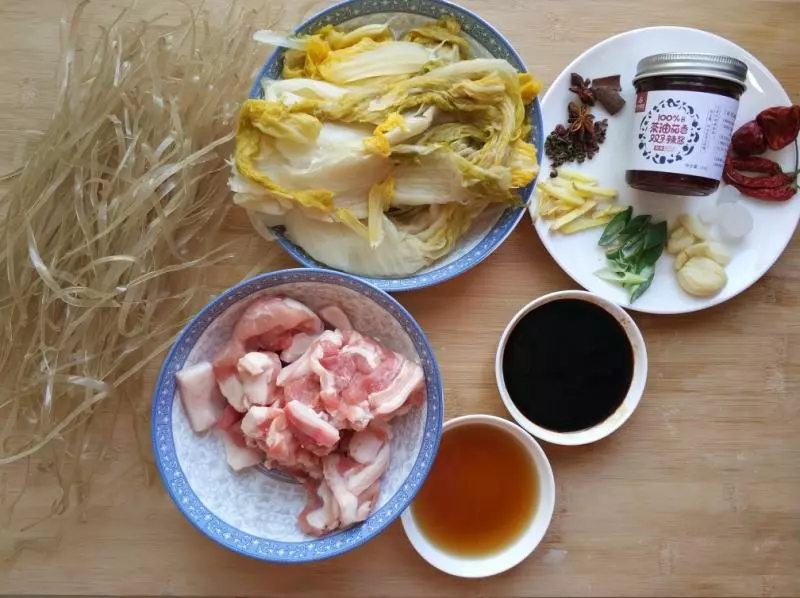 五花肉酸菜炖粉条