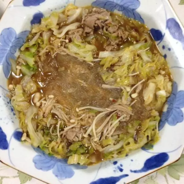 圆白菜金针菇猪肉粉丝煮