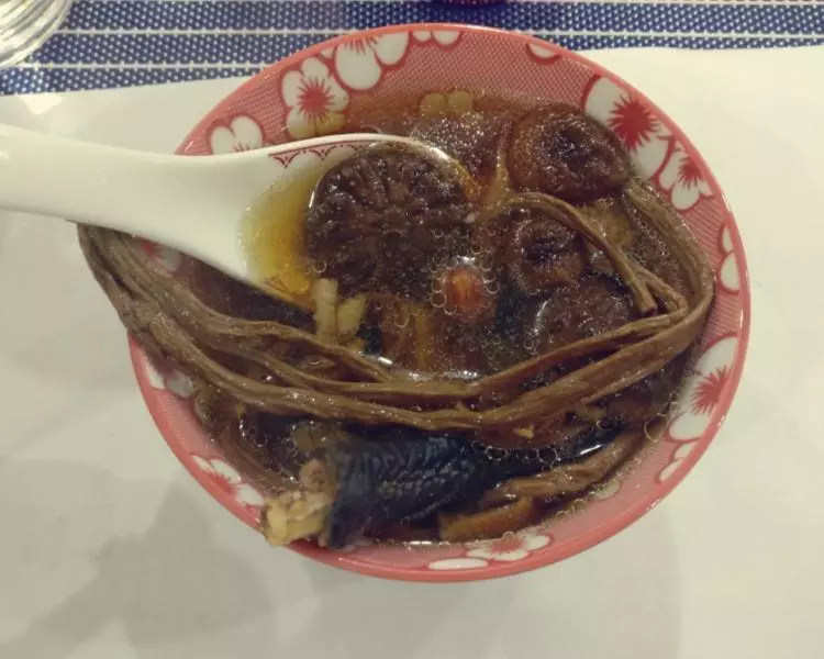 姬松茸茶树菇鸡汤