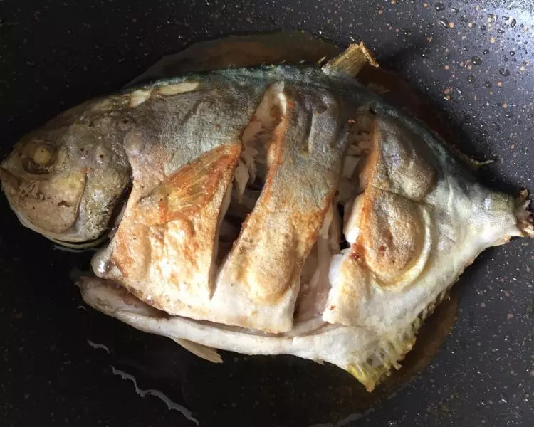 豆豉燜金鯧魚