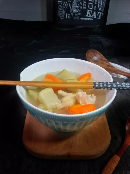 青紅蘿蔔雞腳豬腱肉湯