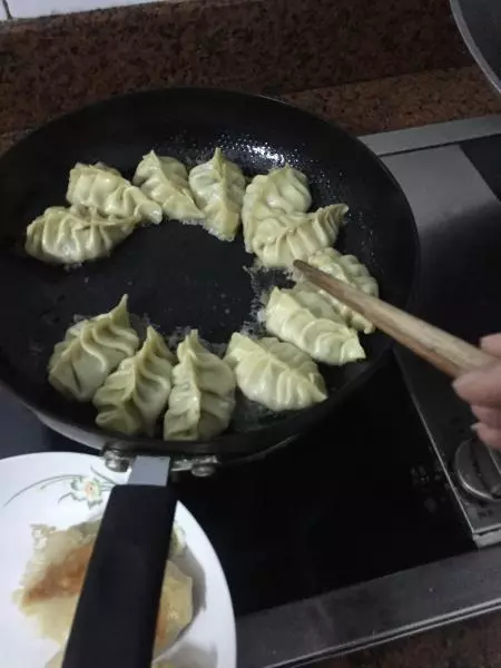 生煎韭菜肉餡、香菇胡蘿蔔肉餡餃子