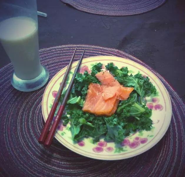 smoke salmon kale salad (熏三文鱼加羽衣甘蓝沙拉）