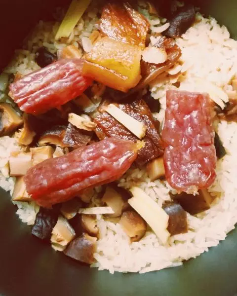 電飯煲版香菇腊味煲仔飯(~哈啦花宿舍料理~)