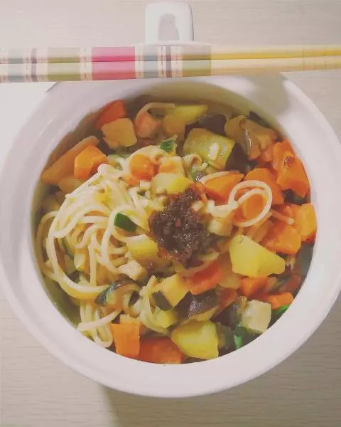 土豆胡萝卜香菇鸡汤焖面佐红葱香酱(~哈啦花电饭煲宿舍料理~)