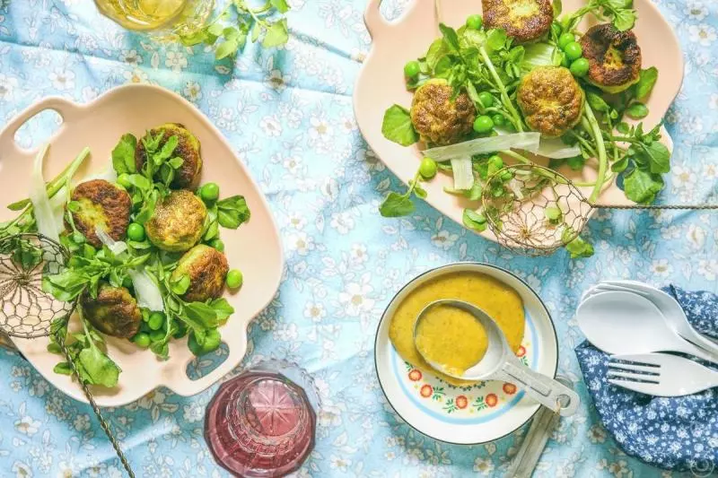 青豆蝦餅配西洋菜沙拉.Pea with prawn patties with watercress salad.