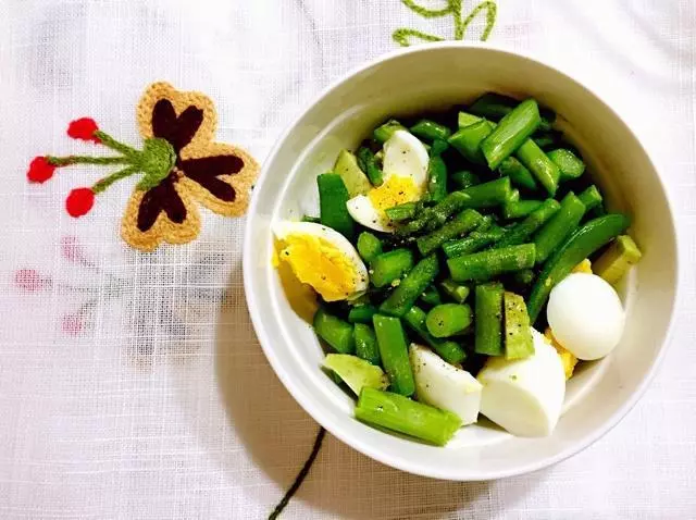 春天里的芦笋甜豆鸡蛋沙拉