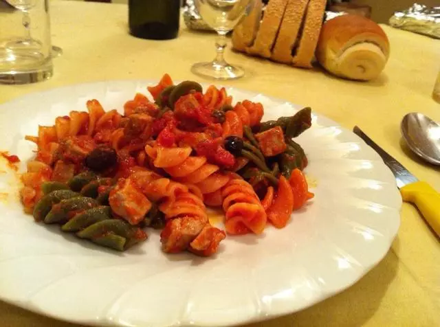 la pasta al tonno con pomodori e olive 金枪鱼橄榄西红柿意面