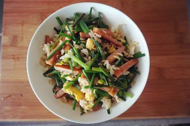 午餐肉韭菜花蛋炒饭