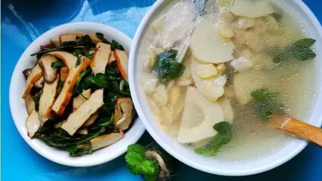 藥食同源野菜香丨空心蓮子草炒煙燻干&amp;酸筍豆瓣湯 · 圓滿素食