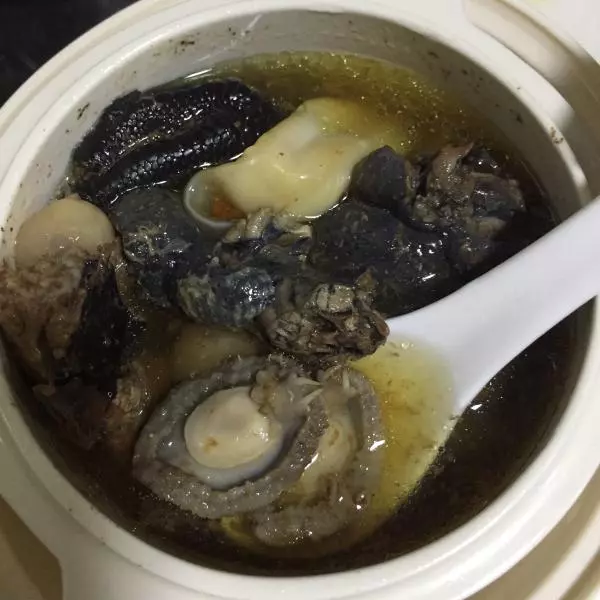 花膠鮑魚燉烏雞?