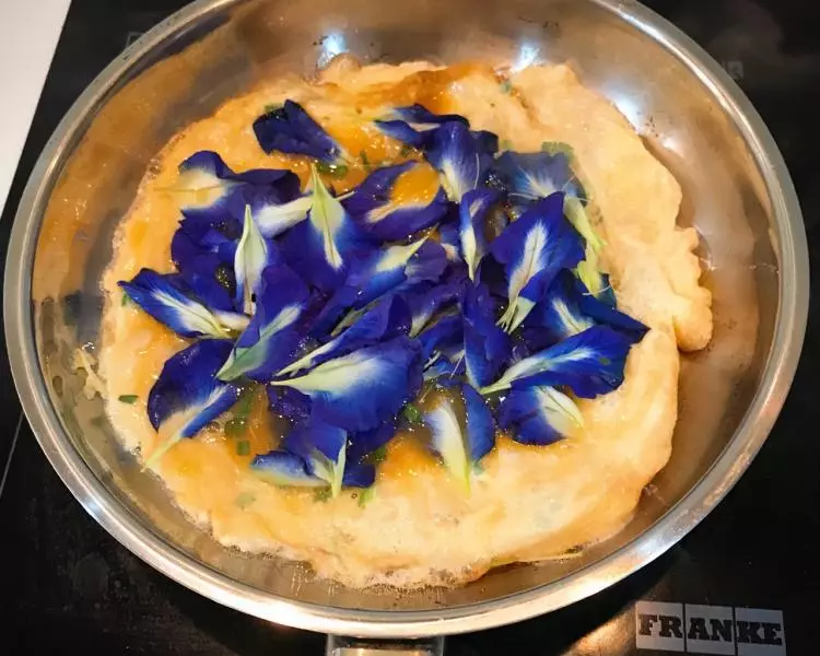 蝴蝶碗豆花煎蛋（butterfly pea flower, ดอกไม้อัญชันผีเสื้อ)