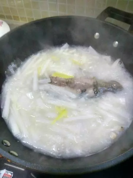 奶白鯽魚湯