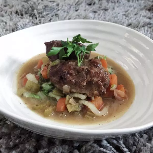 慢炖猪肉配蔬菜Slow-braised pig cheeks with cabbage