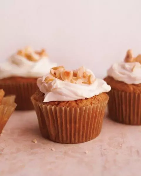 榛果胡萝卜燕麦杯子蛋糕 Hazelnut Carrot-Oat Cupcakes with Cream-Cheese Frost